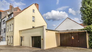Mehrfamilienhaus mit Büro, Wohnungen, Lager und großer Doppelgarage, für Anleger & Eigennutzer