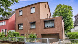 Großzügiges und solides Einfamilienhaus mit Tiefgarage und Garten in zentraler Lage von Oslebshausen